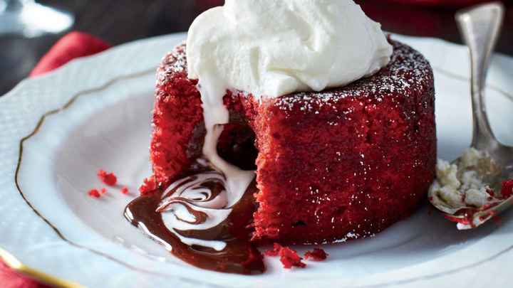 Red Velvet com recheio de chocolate e cobertura de sorvete