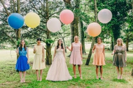 12 ideias de fotos diferentes, divertidas e criativas da noiva com madrinhas... - 18