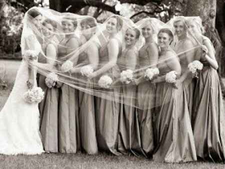 12 ideias de fotos diferentes, divertidas e criativas da noiva com madrinhas... - 10