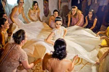 12 ideias de fotos diferentes, divertidas e criativas da noiva com madrinhas... - 13