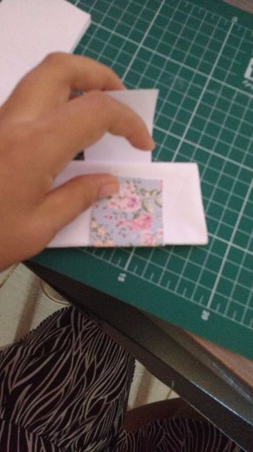 Colando com cuidado para não colar no lenço