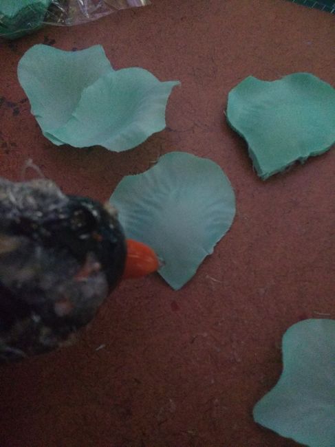 Cole na ponta de baixo da Pétala com cola quente