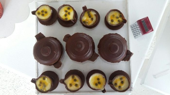 Panela de chocolate com mousse de maracujá