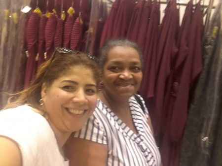 Escolhendo vestido para sogra