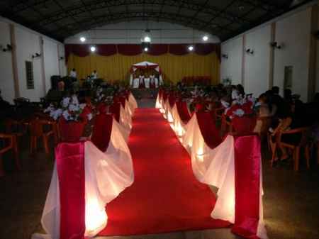 decoração com luzes na igreja