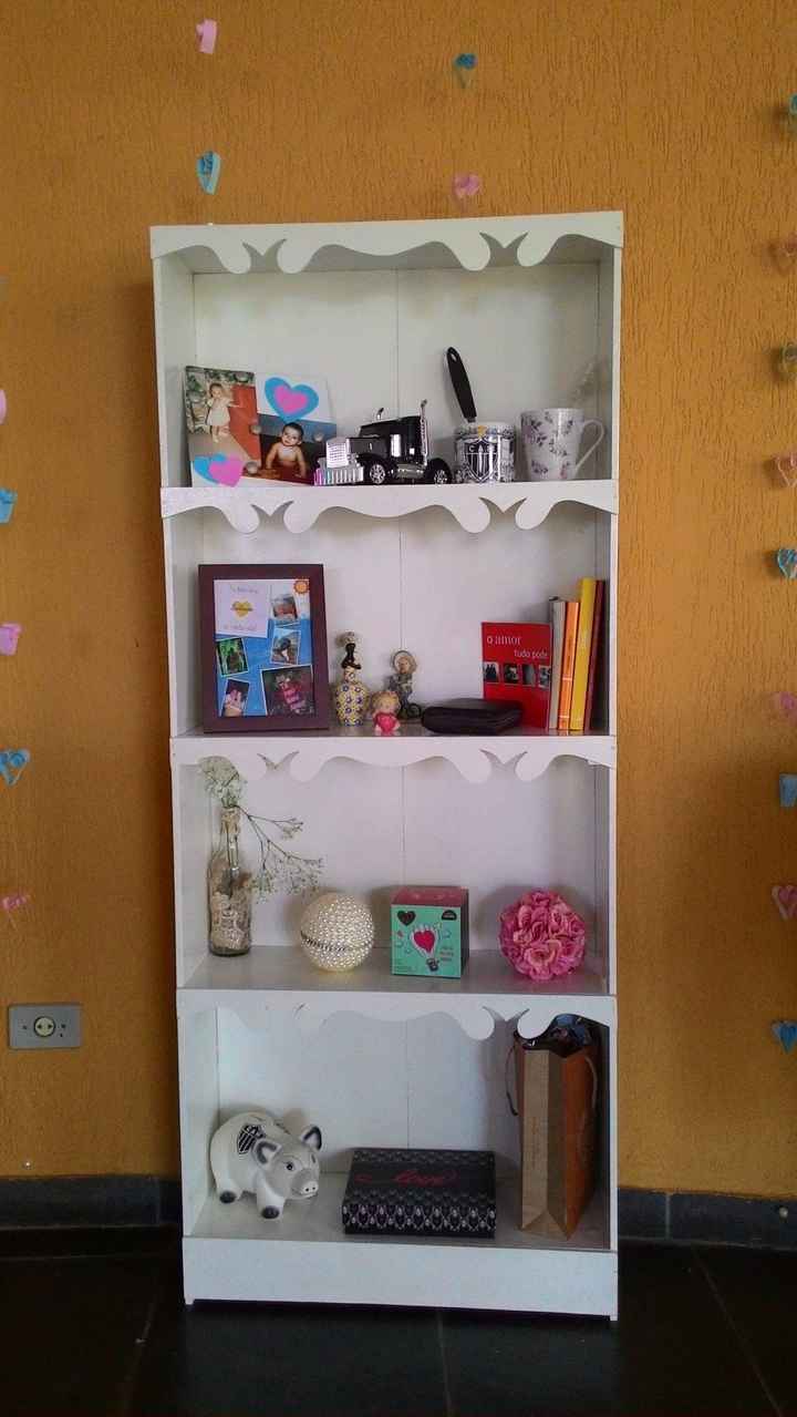 prateleira com objetos pessoais do casal