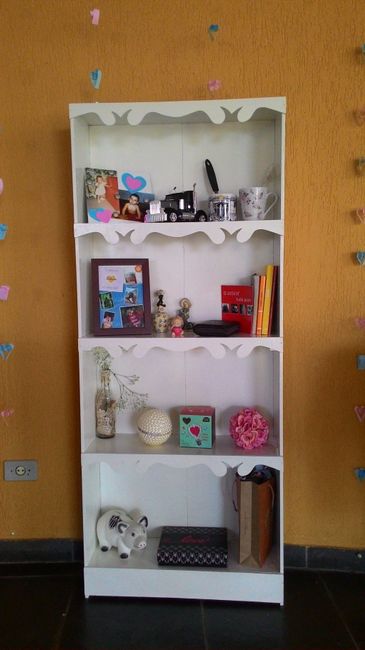 prateleira com objetos pessoais do casal