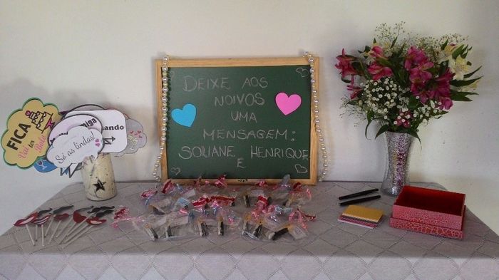 mesa de plaquinhas e recados aos noivos