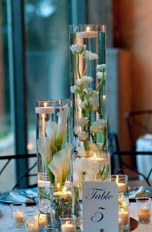 arranjo de mesa com velas e flores