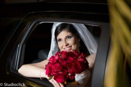 Noiva no carro com o buquê