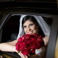 Noiva no carro com o buquê