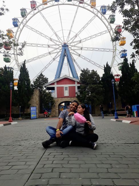 O Amor é como uma montanha Russa tem seus altos e baixos, mas seu beijo me tira o folego, seu carinh