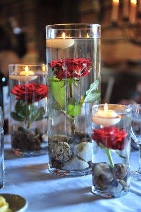 tem esse centro de mesa também com a vela em cima e a rosa dentro fica lindo