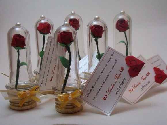 noivinha poderia dar esses tubetes com a rosa dentro que imita a capsula 