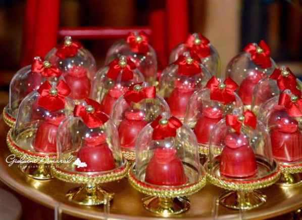 de lembrancinhas tem essas mini boleiras com um bombom dentro e uma mini rosa de pasta americana em 