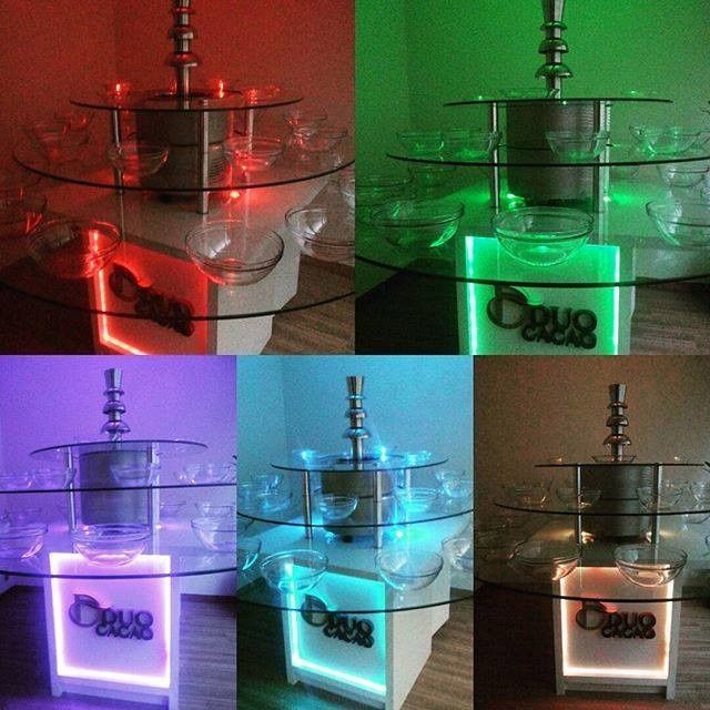 Iluminação em led das mesas da Duo Cacao Cascata de Chocolate Curitiba (adaptaveis e fiação embutida