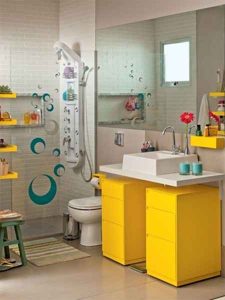 Banheiro com detalhe amarelo