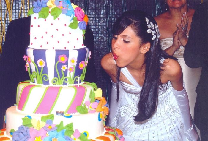Bolo - eu amei muuito meu! Se fizesse outra festa de 15 anos ainda hoje teria o mesmo bolo! <img class=