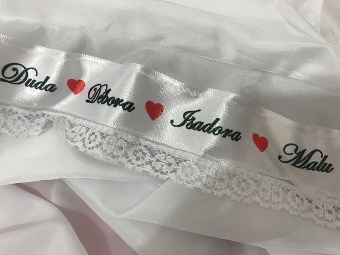 Fita com nome das amigas pra barra do vestido