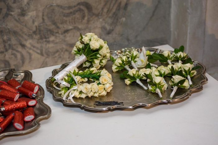 Flores de lapela para os homens do cortejo + arranjo de cabeça da minha florista (todos feitos pela