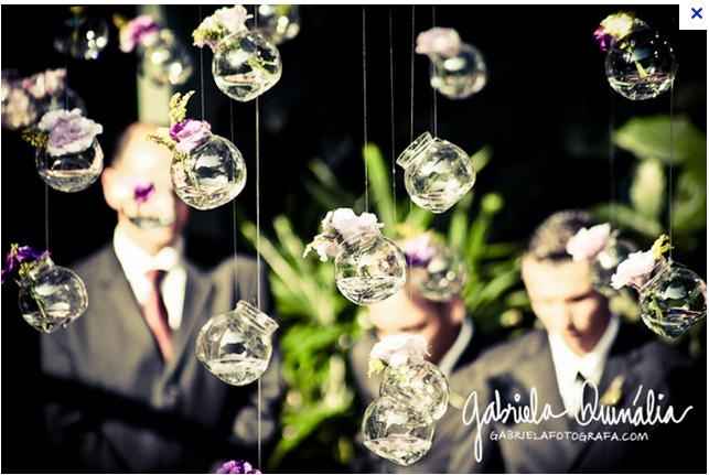 Decoração vidrinhos pendurados com flores