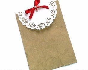 Lembrancinha para a hora do sapato, dentro vai mini suspiros com tag ($40 por 70 saquinhos, no elo7)