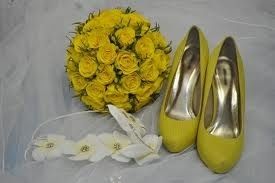 lindos sapatos amarelo