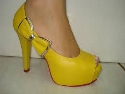 lindos sapatos amarelo