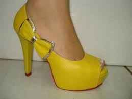 lindos sapatos amarelo