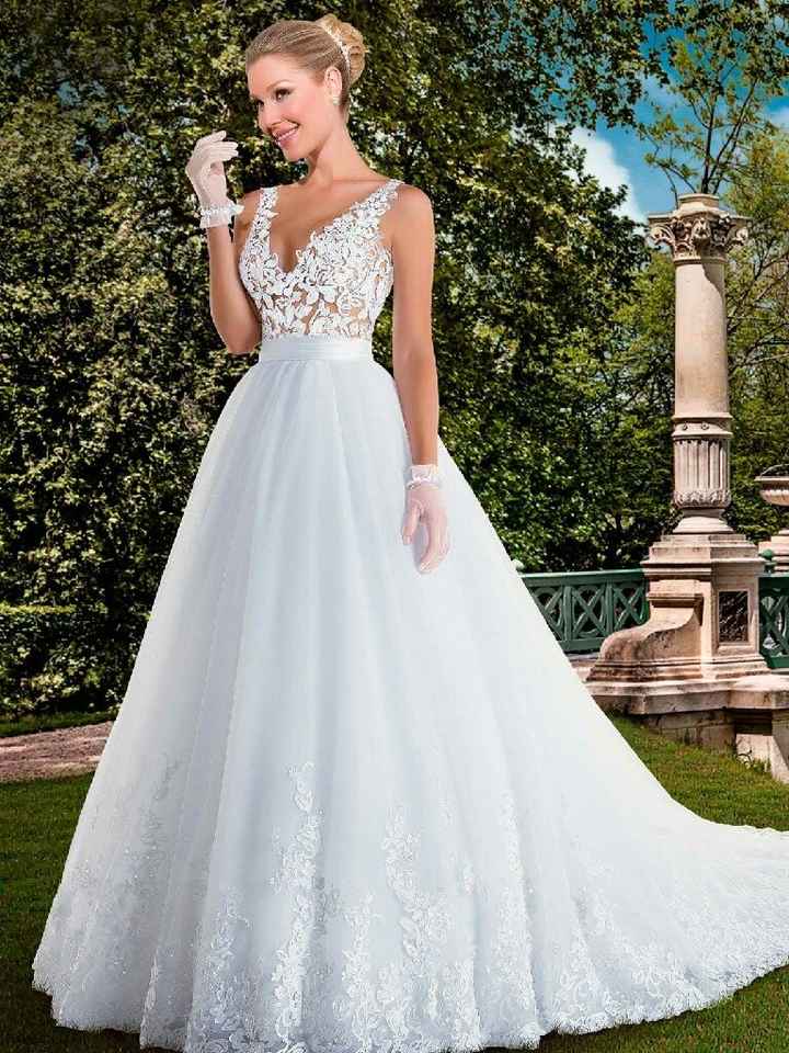Dividida entre dois vestidos - 1