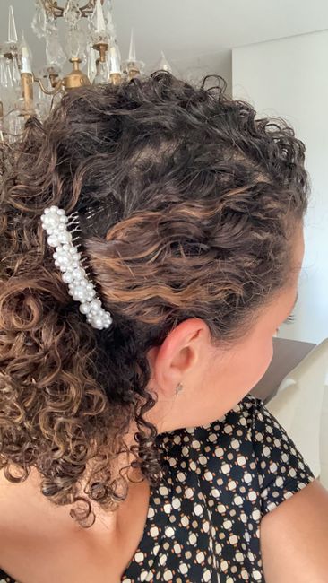 Flor igual do buquê ou grinalda de pérola para complementar o penteado? 2