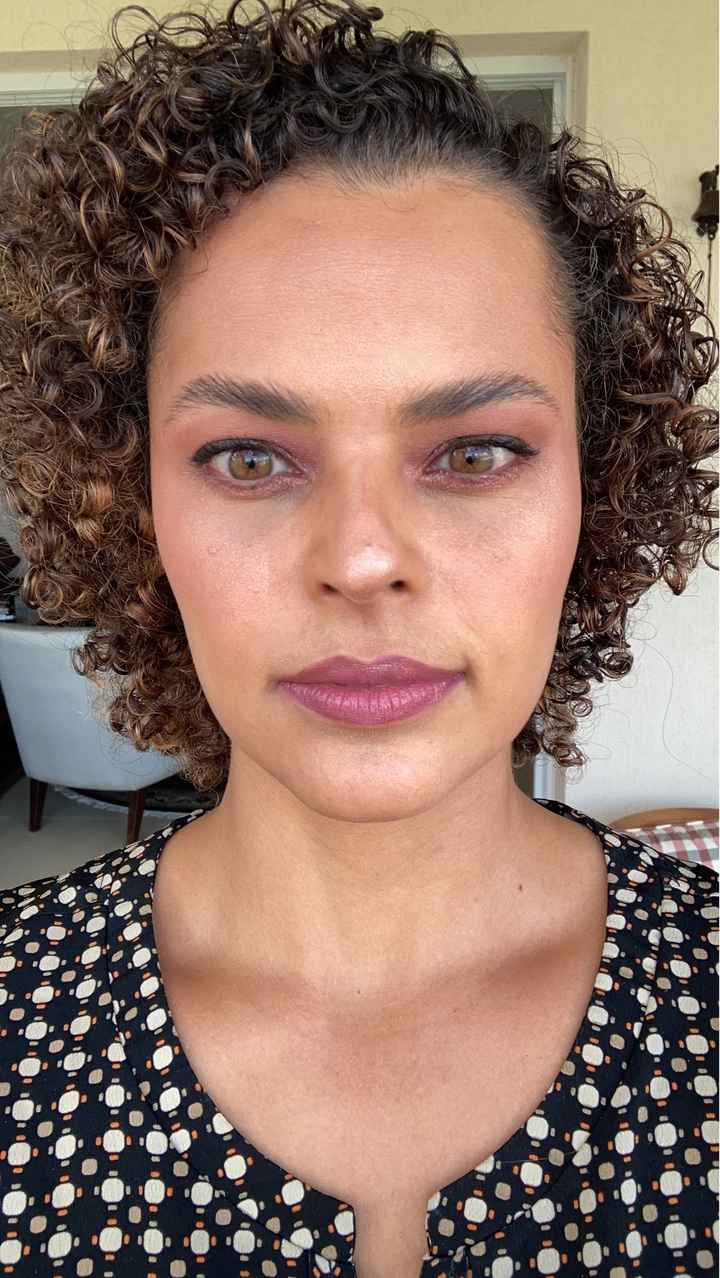 Flor igual do buquê ou grinalda de pérola para complementar o penteado? - 1