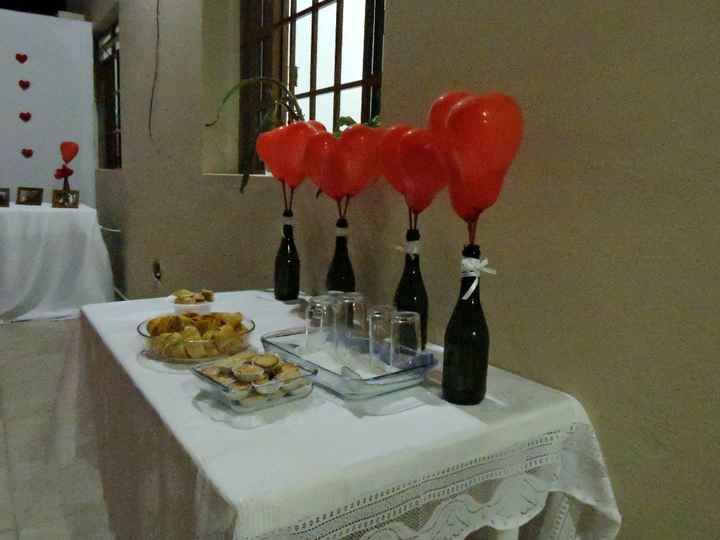 Comes e bebes + decoração de garrafas vazias com balões de S2