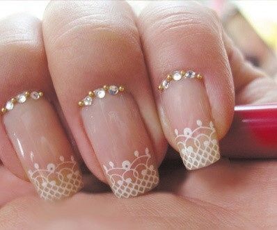 Unha com strass na base e adesivo renda