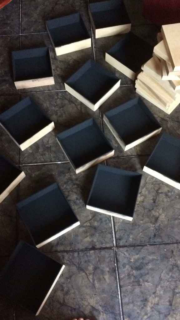 Pintei toda a parte interna da caixa de preto.