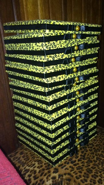 As Tampas forrei com o tecido amarelo e fiz o acabamento com fita de cetim preto.
