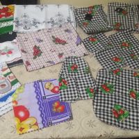 Aqui tem toalhas de mesa, um jogo que tem várias coisas: cortina, caminho de mesa, toalhas p/ balcão