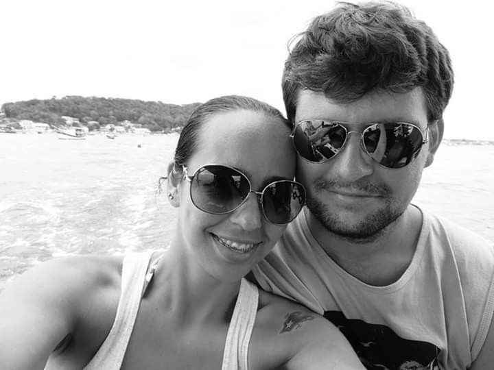 Nossa primeira foto juntos, eu de aparelho!