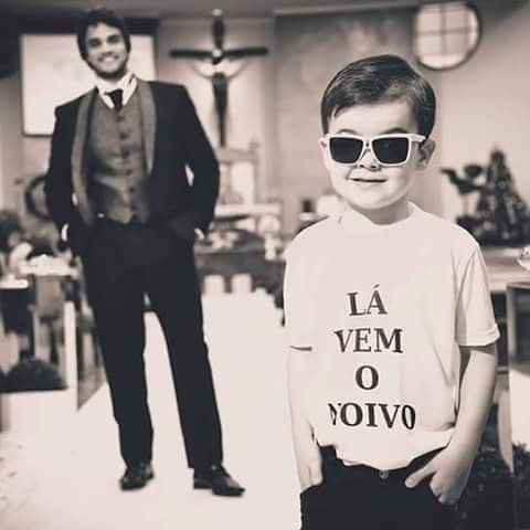 Pajem com camiseta anunciando que "lá vem o noivo".
