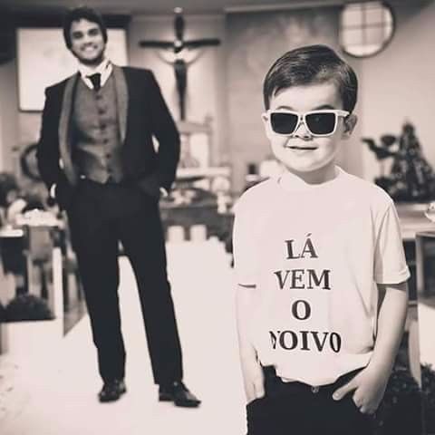 Pajem com camiseta anunciando que 