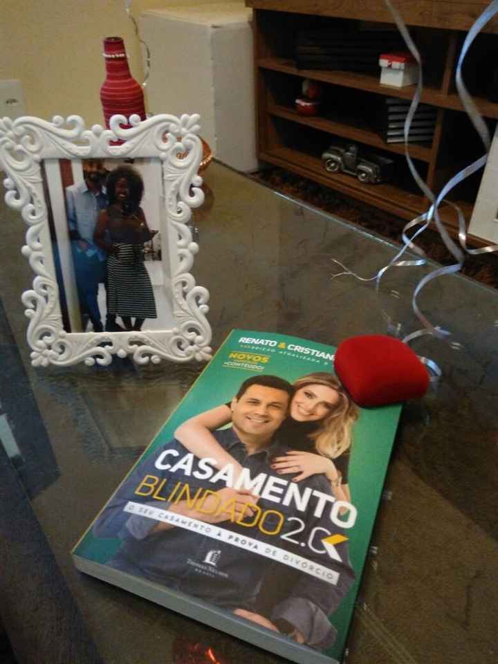 o livro que ele me deu (esse é o 2.0 pq já li o primeiro rs) .E as alianças não estavam na caixinha 