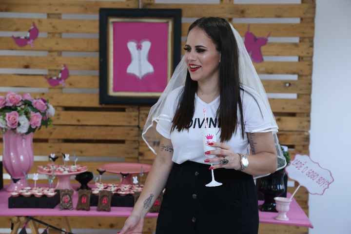 A noiva não largava o copo