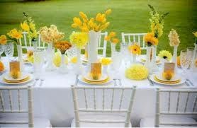 Mesa decorada de amarelo