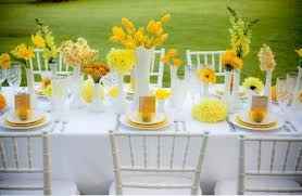 Mesa decorada de amarelo
