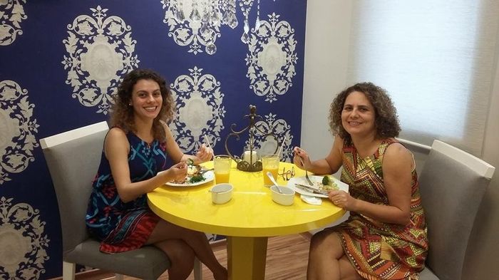 Eu e minha mãe almoçando