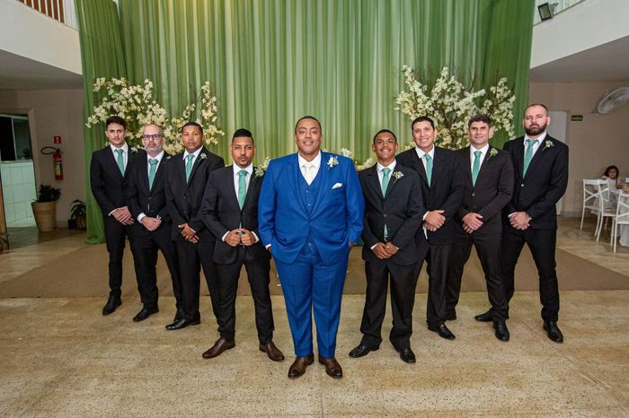 Casamento cores verde escuro e branco, qual melhor cor do terno do noivo e padrinhos ? - 1
