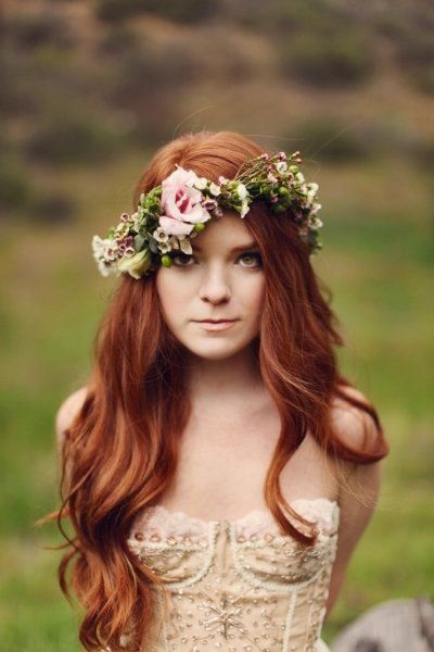 cabelo ondulado, solto com coroa de flores