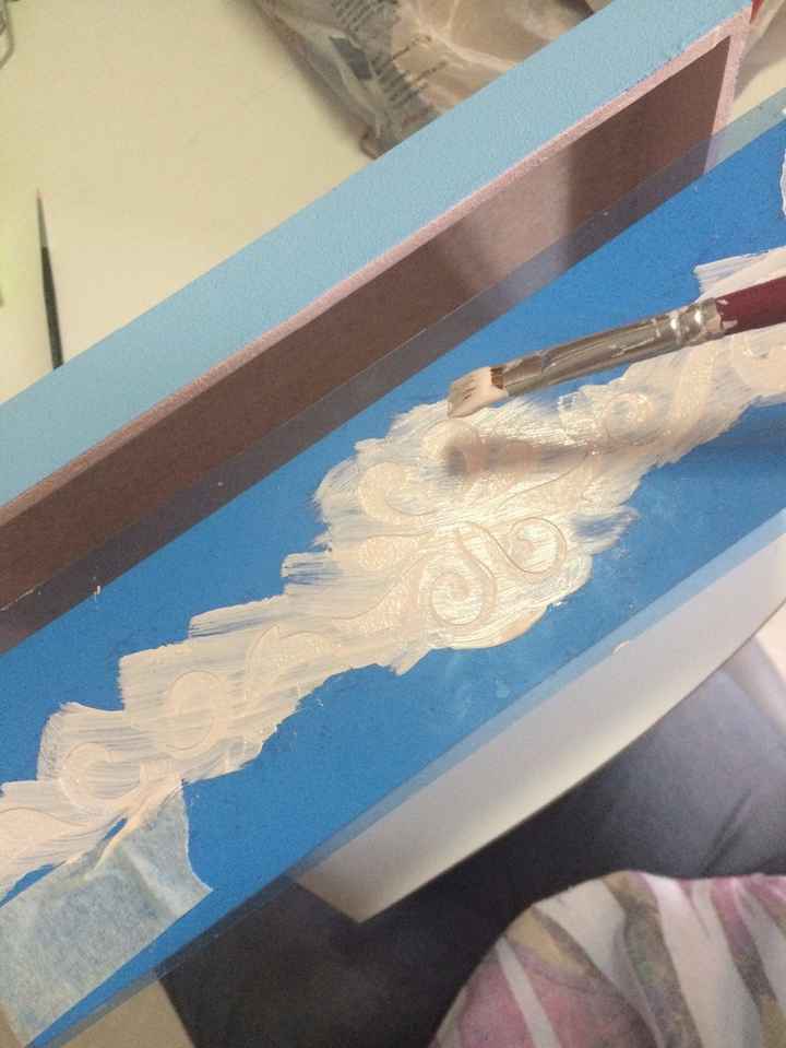 Pintando o molde com tinta rosa claro