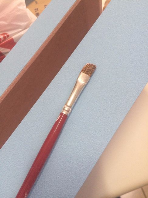 Pincel para partes em que o rolo não alcançava.