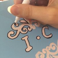 Contornando com caneta permanente preta